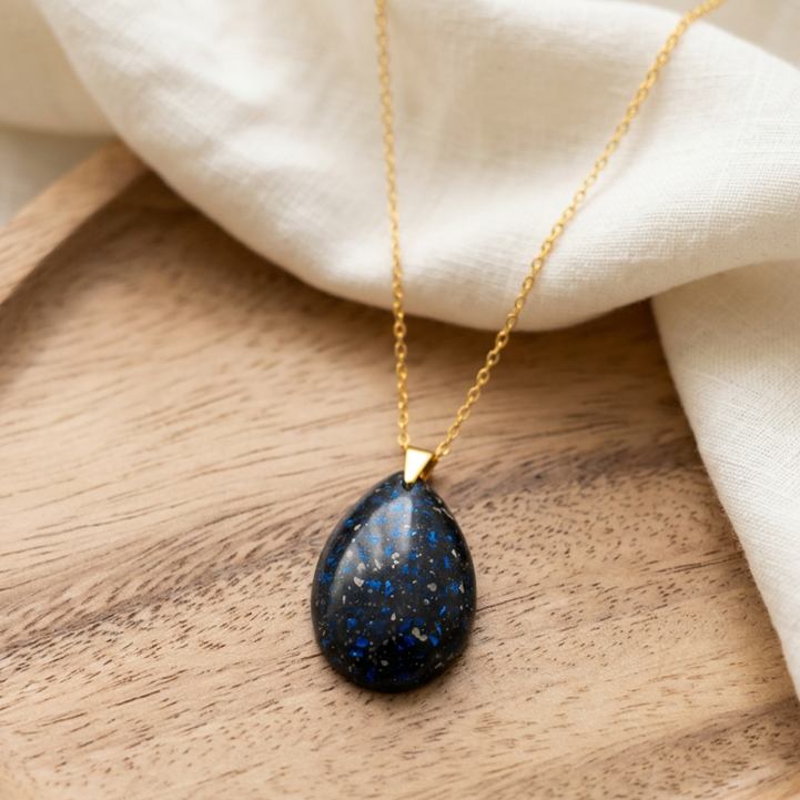Erinnerungsjuwel_Anhaenger_Tropfen_Erde_01.png